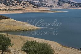 Image du Maroc Professionnelle de  Le barrage Oued El Makhazine, conçu pour le développement et  l'irrigation du périmètre du Loukkos. Ainsi les champs situés dans le triangle Ksar El Kébir, Larache, Moulay Bouselham profitent de cette infrastructure. Cette importante réalisation située sur El Oued Loukkos sert à la régularisation inter annuelle des débits tout en formant une protection contre les crues, au Jeudi 1er Septembre 2005 à cette datte le barrage dispose 309 Million de M3. (Photo / Abdeljalil Bounhar) 